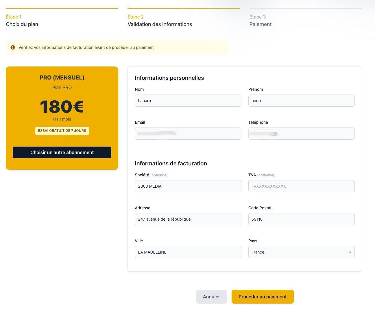 Page de paiement sécurisé avec le récapitulatif de la commande et le formulaire de coordonnées à remplir